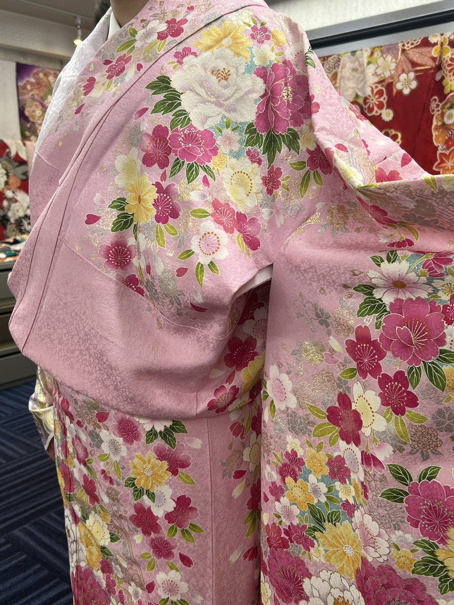 淡いピンクに白や黄色の花柄が入ったマカロンサマー向けの振袖