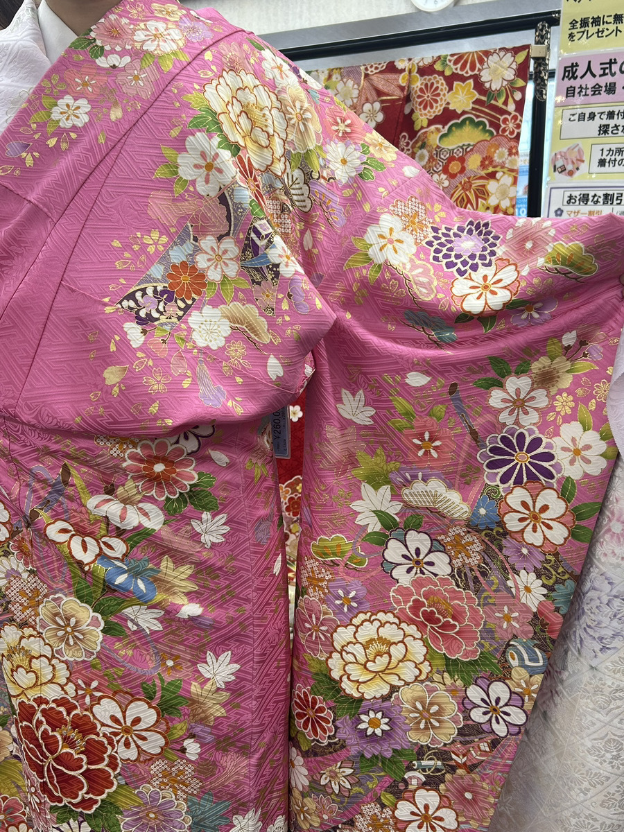 鮮やかなピンクに多彩な花柄が入ったキャンディサマー向けの振袖