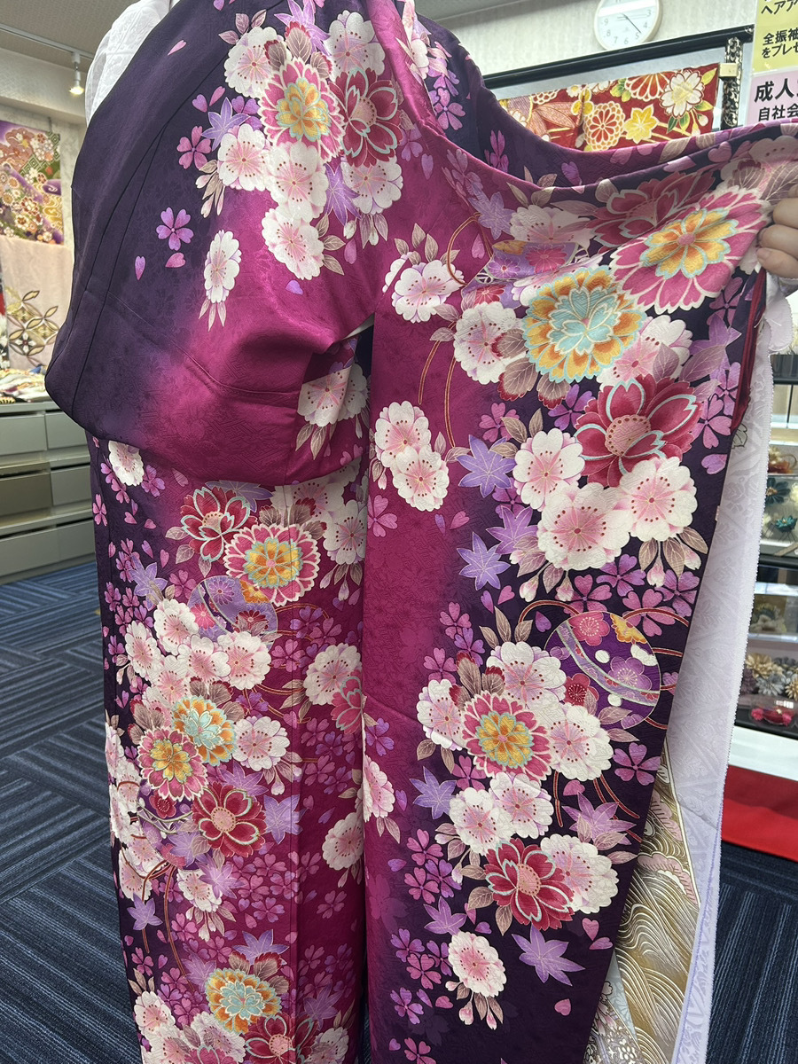 深みのあるラズベリー色に桜や花柄が入ったショコラサマー向けの振袖