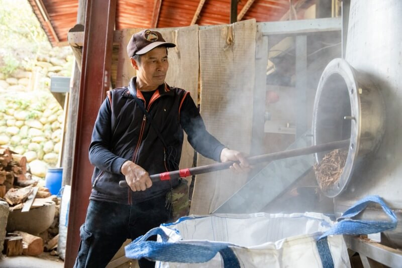 苗栗茅香炭坊羅萬真