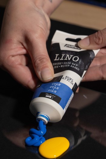 リノインクをチューブから出す