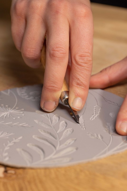 1.リノプレートにデザインを描き、彫刻刀でカットする