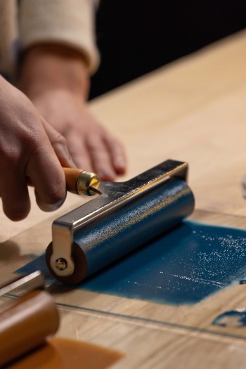 2.ガラス板やステンレストレイなどでインクをローラーに均一に馴染ませる