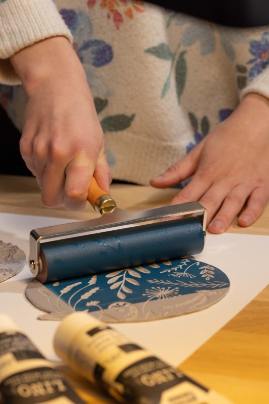 3.ローラーにつけたインクをリノプレート版につける