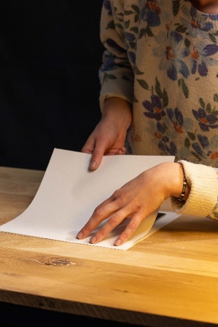 4.紙をリノプレートにセットする