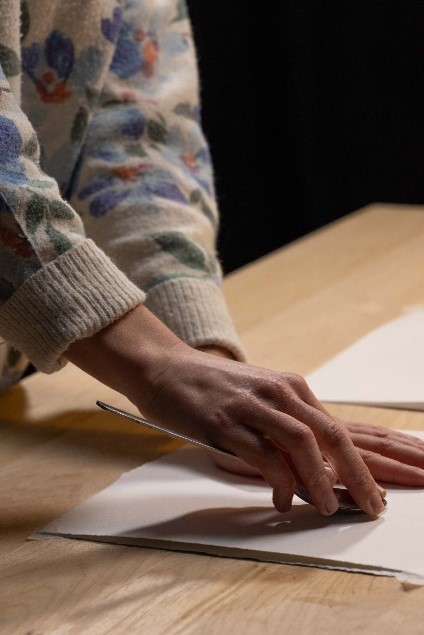 5.バレンや金属・木のスプーンで紙を擦る