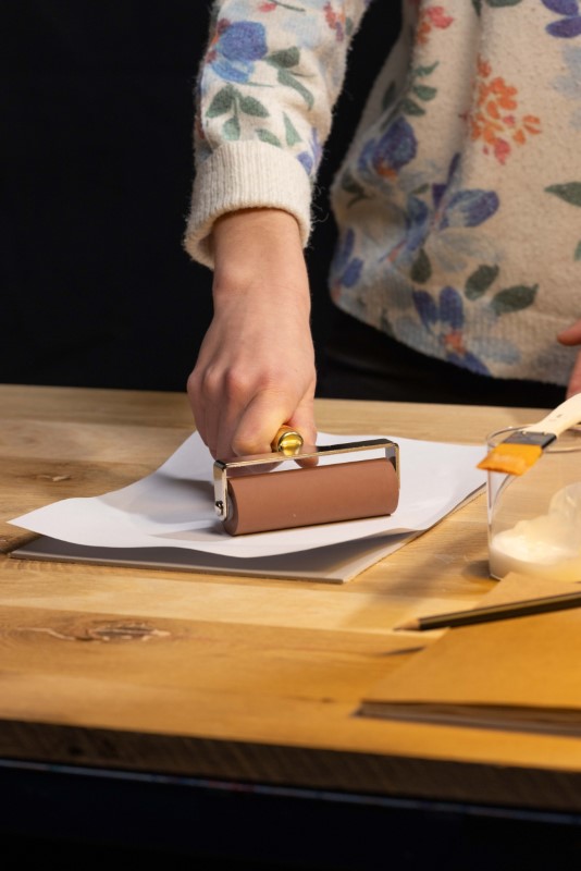 2.デザインをリノプレートの上に置き、ローラーでしっかり密着し、自然乾燥させます。（約30分）