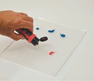 2.少量の塗料（アクリル、水彩インク、アルコールインク）をジェルプレスプレートにのせます。