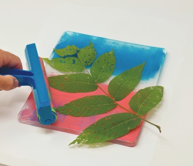 3.ローラーで均一に塗料を伸ばします。ステンシル、葉、クラフトツールなどで様々な色やテクスチャーを加えられます。