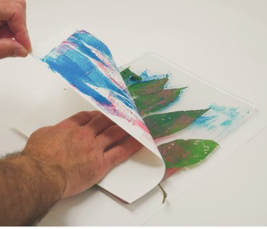 4.紙や布をジェルプレスプレートの上面に置きます。作品をジェルプレスプレートからゆっくり引き上げます。