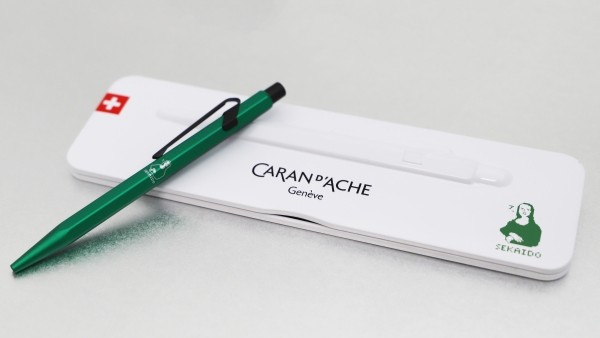 マグネット式開閉の専用メタルケース。ワンポイントでドットモナリザを印刷。