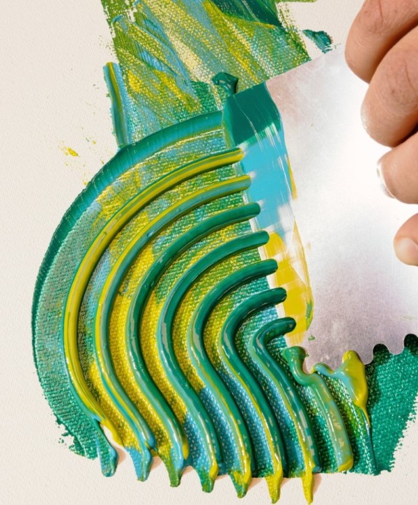 スクレーパーで凸凹をつけられる