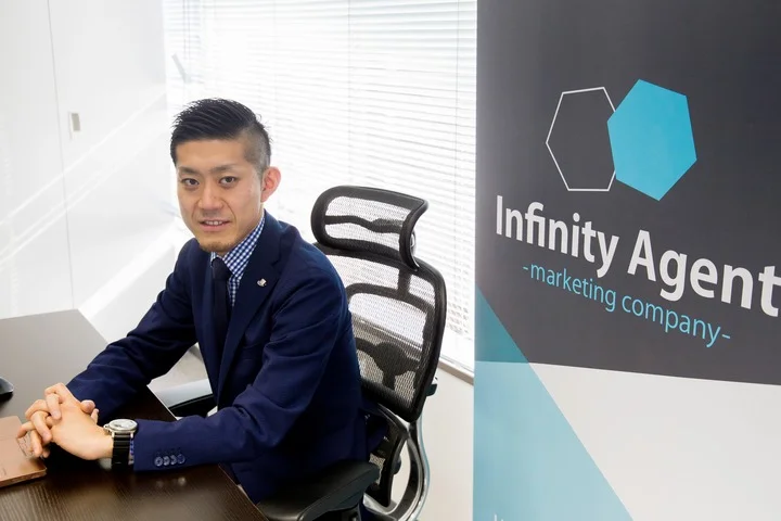 少数精鋭のデジタルマーケティング企業！大手広告代理店出身者が多数在籍する株式会社インフィニティエージェント岡田社長