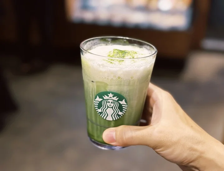 スタバ新作「涼み抹茶ムースティー」はどんなドリンク？元スタバ店員がカスタムまで解説！