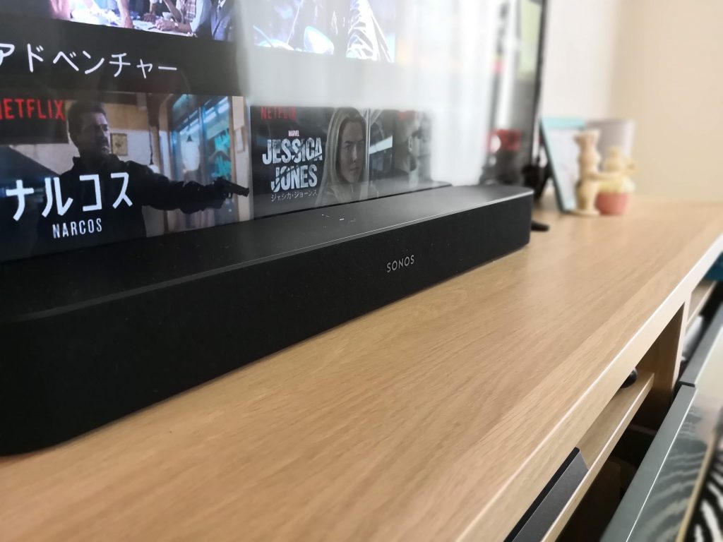 テレビ前に設置されたSONOS beam