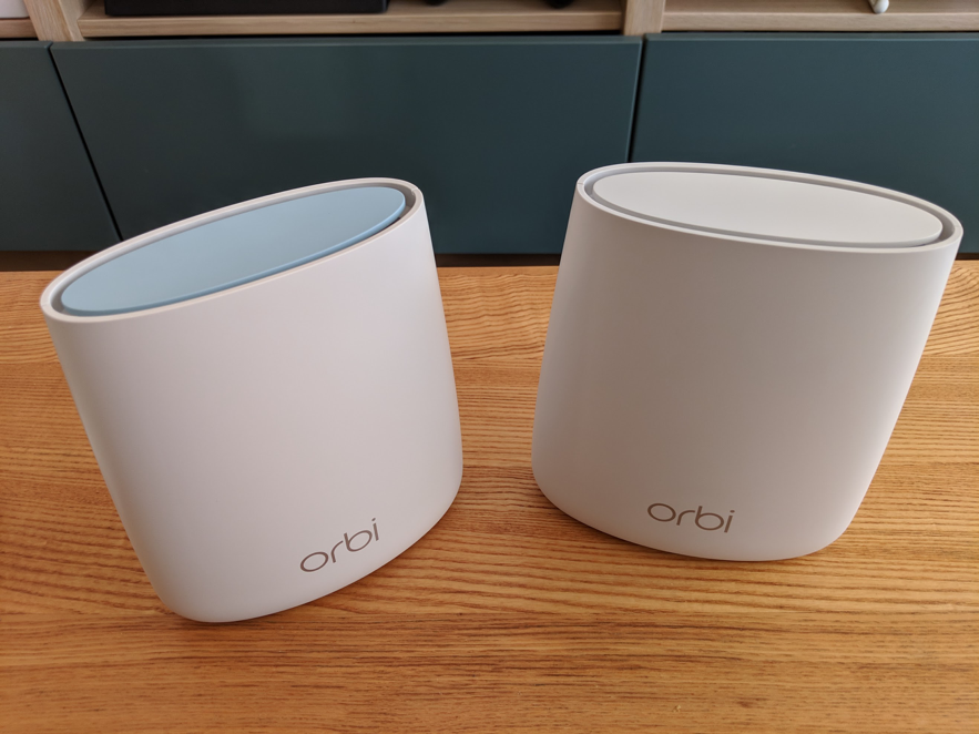 「Orbi Micro」をデスクに並べた様子