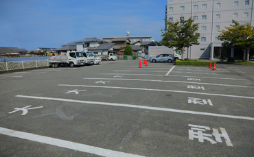 60台収容の無料駐車場        (大型車 全長6m以上の利用はできません)