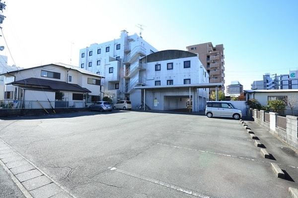 平面駐車場30台無料(予約制)