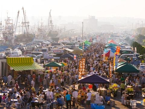 舘鼻岸壁朝市(たてはながんぺきあさいち) 3月中旬から12月