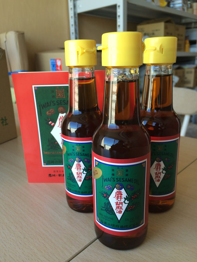 もはや新たな調味料！"かけるだけ"で料理が別次元のうまさになる「岩井の胡麻油」がスゴイ！
