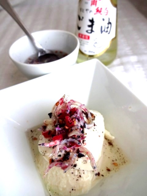 かどや製油の「純白ごま油」＋”ごはんの友”が万能＆おいしすぎて、笑いが止まらない