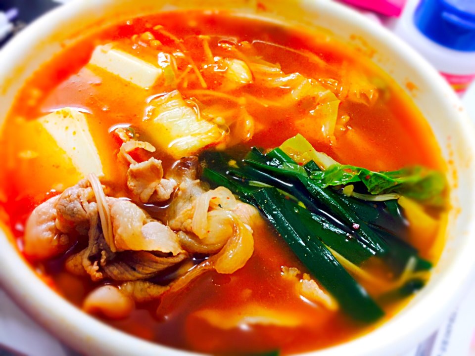 気づいたらもうこんな季節！チゲ？鍋？寒い日は、手軽にできるキムチチゲでカラダを温めよう！