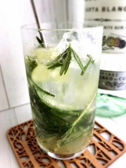 世界一売れているラム バカルディ で挑戦 パクチー バジル ローズマリーのモヒートをつくってみた Snapdish スナップディッシュ