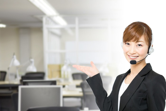 インカムをつけて案内する女性のイメージ