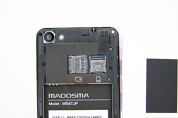 microSIMカードとmicroSDカードのスロット