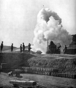 旅順要塞を砲撃する日本軍