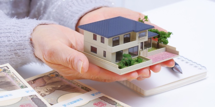 贈与税がかからない方法は？基礎控除の仕組みやお得な特例制度を解説！