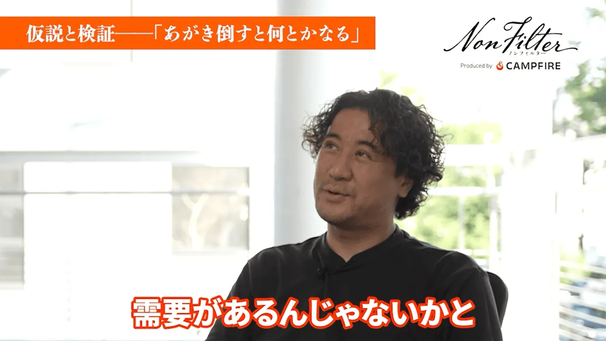 インタビューに答えるライターのヨッピーさん