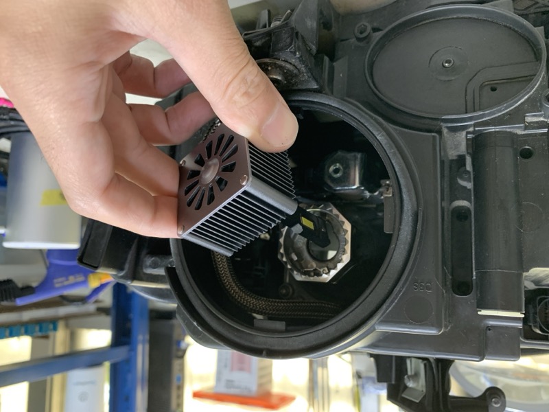 LEDバルブを装着する作業例