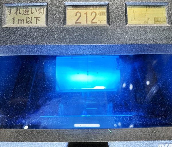 前照灯の検査機器に表示された照射状態の例