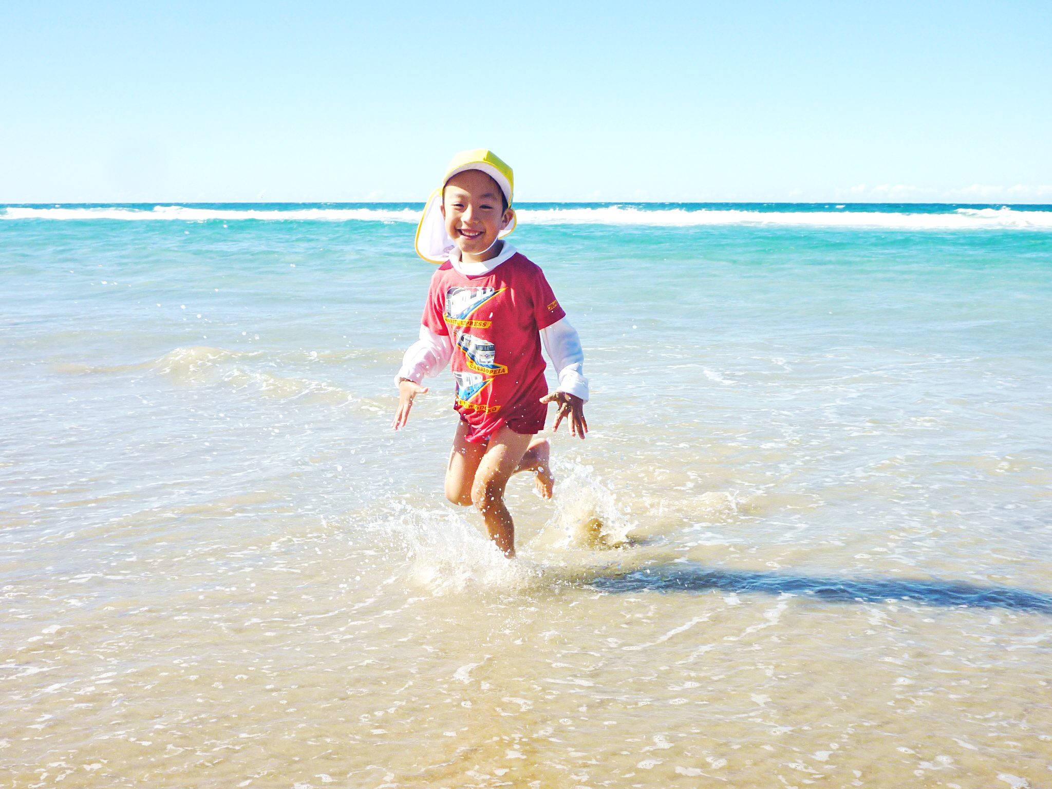 海で遊ぶ男の子