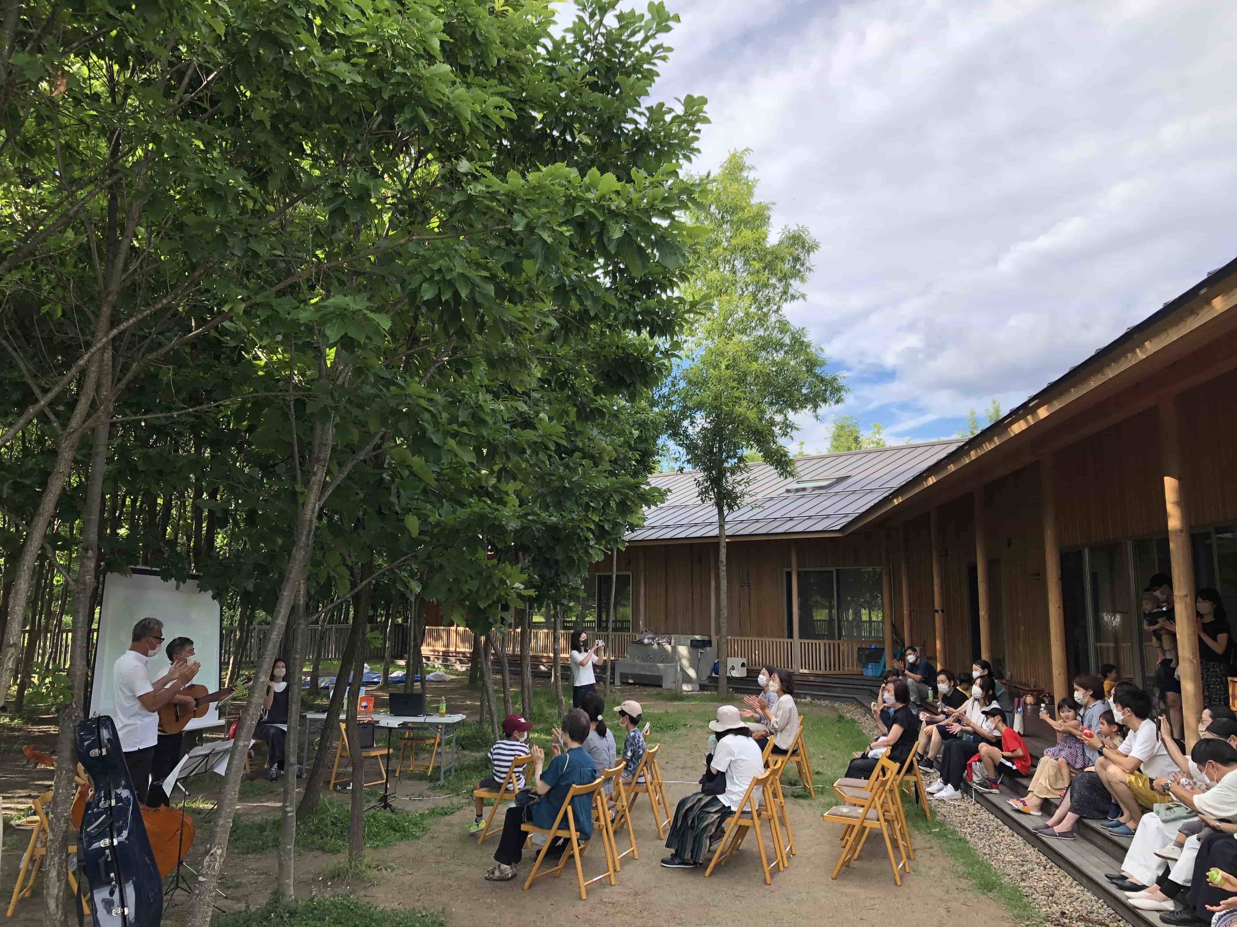 盛岡市中央公園の自然に、大人も子どもも包まれて。夏の夕暮れに「音楽とえほんの読み聞かせ会」