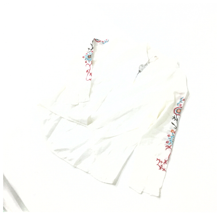 刺しゅう袖のプルオーバー