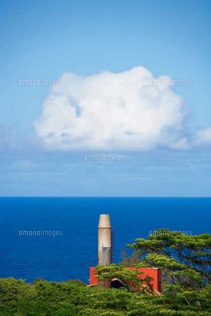 サトウキビ工場の煙突と海と雲 00730010818 の写真素材 イラスト素材
