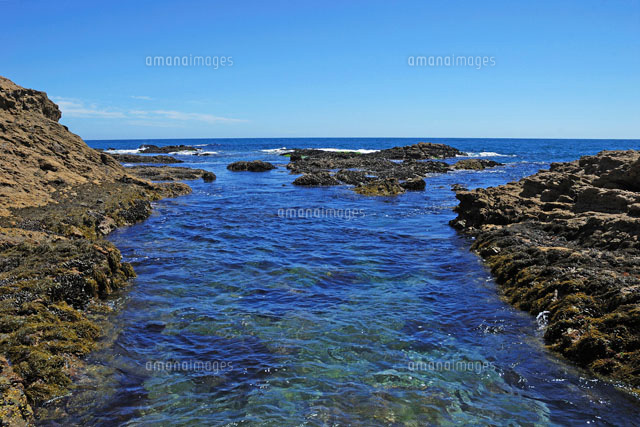 岩場と海と空 の写真素材 イラスト素材 アマナイメージズ
