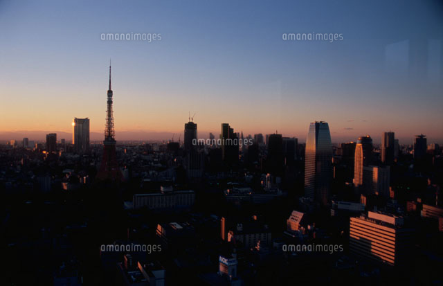 夕暮れの東京タワーとビル群
(c)HIROYUKI MATSUMOTO/SEBUN PHOTO