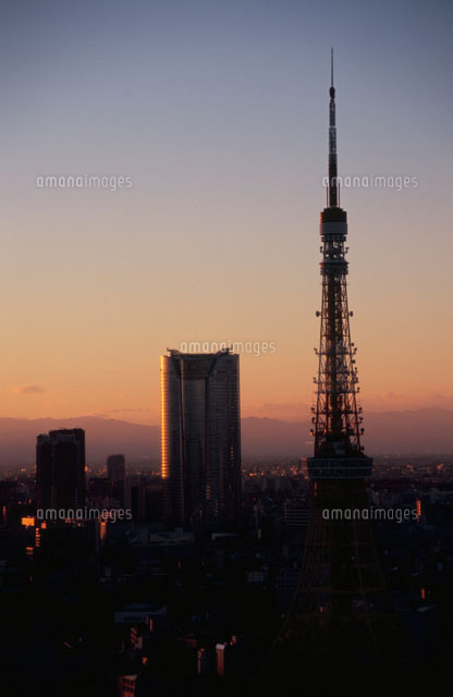 夕暮れの東京タワーとビル群
(c)HIROYUKI MATSUMOTO/SEBUN PHOTO