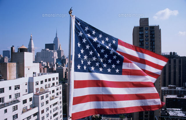 アメリカ国旗とビル群
(c)HIROYUKI MATSUMOTO/SEBUN PHOTO