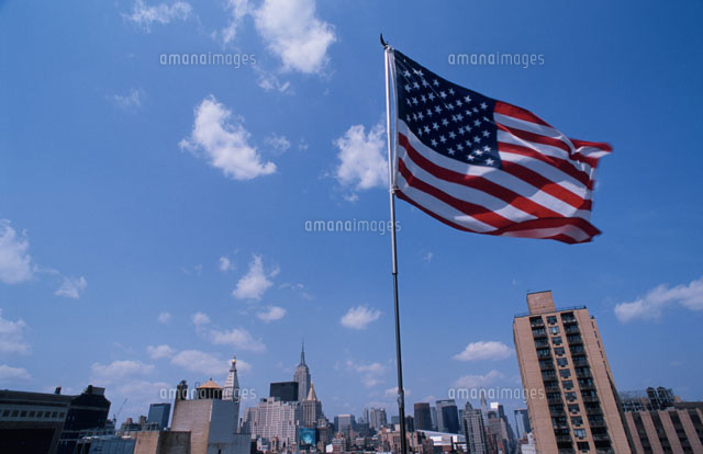 アメリカ国旗とビル群
(c)HIROYUKI MATSUMOTO/SEBUN PHOTO