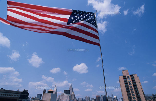 アメリカ国旗とビル群
(c)HIROYUKI MATSUMOTO/SEBUN PHOTO