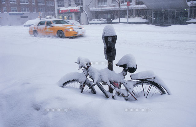 雪に埋もれた自転車
(c)HIROYUKI MATSUMOTO/SEBUN PHOTO