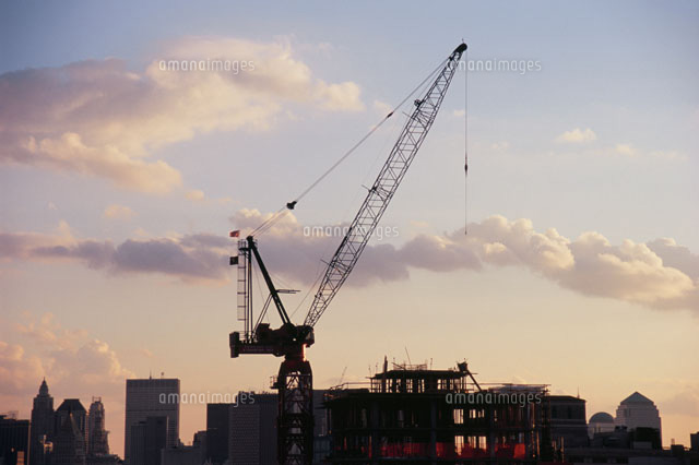 夕暮れの空と工事現場のクレーン車
(c)HIROYUKI MATSUMOTO/SEBUN PHOTO