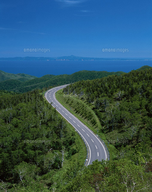知床横断道路と国後島 知床半島 北海道
(c)SIGEO MATSUNO/SEBUN PHOTO
