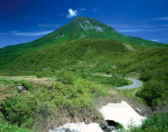 羅臼岳と知床横断道路と雪渓 知床島 北海道
(c)SIGEO MATSUNO/SEBUN PHOTO