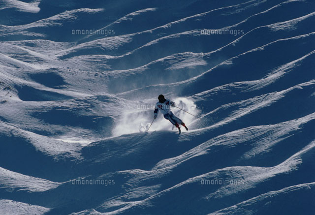 雪煙をあげて滑走するスキーヤー
(c)SHOJI KENZAKI/orion