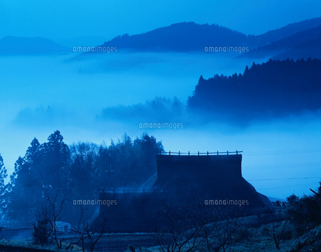 朝の民家と山並み 大阪府
(c)YOSHITSUGU NISHIGAKI/SEBUN PHOTO
